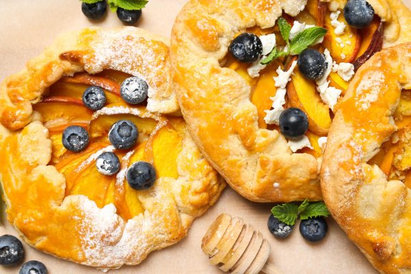 Drożdżówka z nektarynkami. Letni deser jak z piekarni