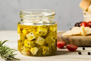 Marynowana feta z ziołami. Zrób sama idealny dodatek do sałatek