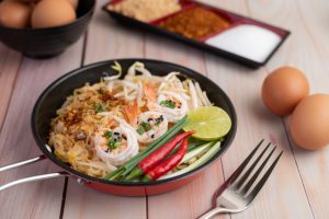Pad thai z krewetkami. Egzotyczny obiad gotowy w mniej niż 30 minut