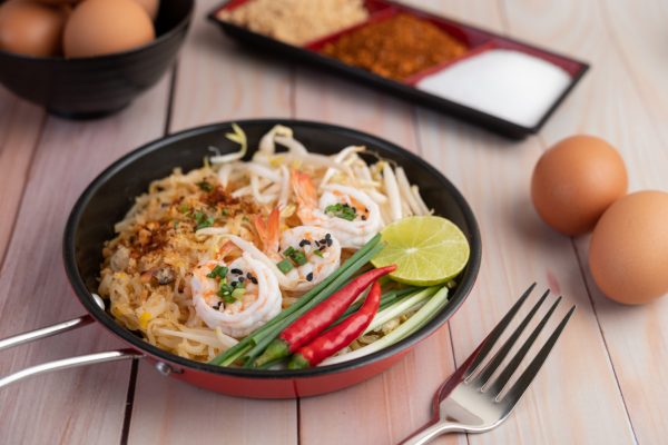Pad thai z krewetkami. Egzotyczny obiad gotowy w mniej niż 30 minut