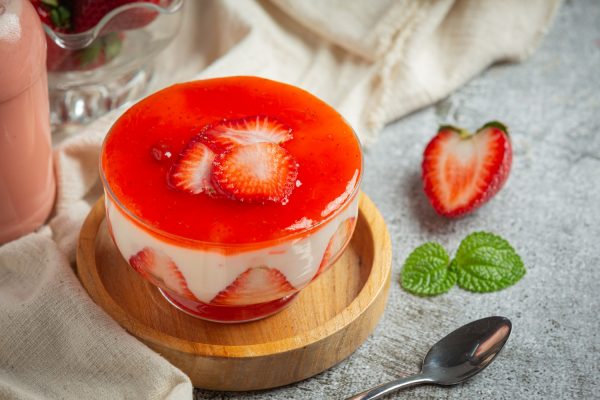 Wspaniała panna cotta z truskawkami. Włoska klasyka w letniej odsłonie