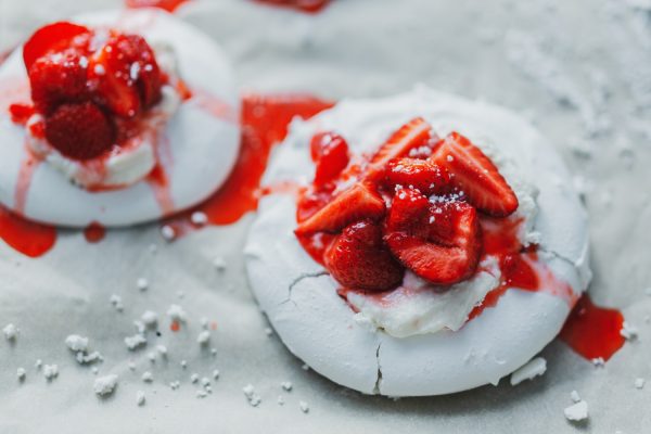 Beza z truskawkami, mascarpone i bitą śmietaną. Deserowy hit lata