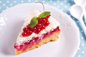 Kruche ciasto z porzeczkami i bezą. Przepis na pyszny letni deser