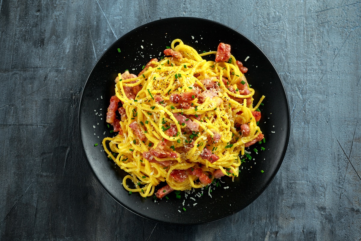 Spaghetti carbonara z sałatką z pieczonych pomidorków cherry