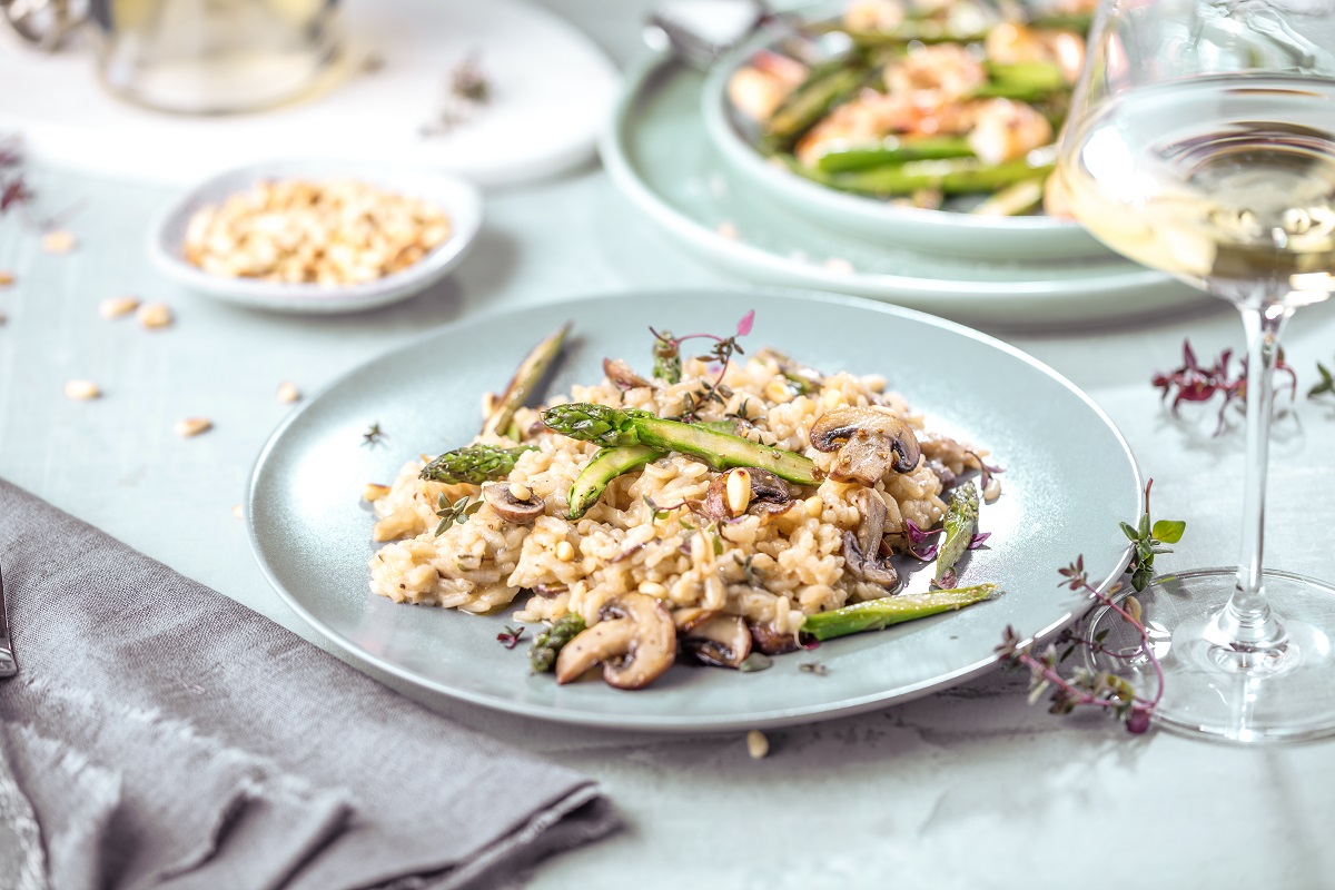 Risotto z kaszy perłowej ze szparagami i grzybami