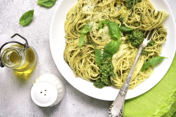 Makaron capellini z pesto z bazylii i orzechów włoskich