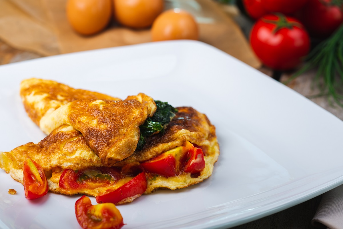 Omlet z białek ze szpinakiem, pomidorami i serem cheddar