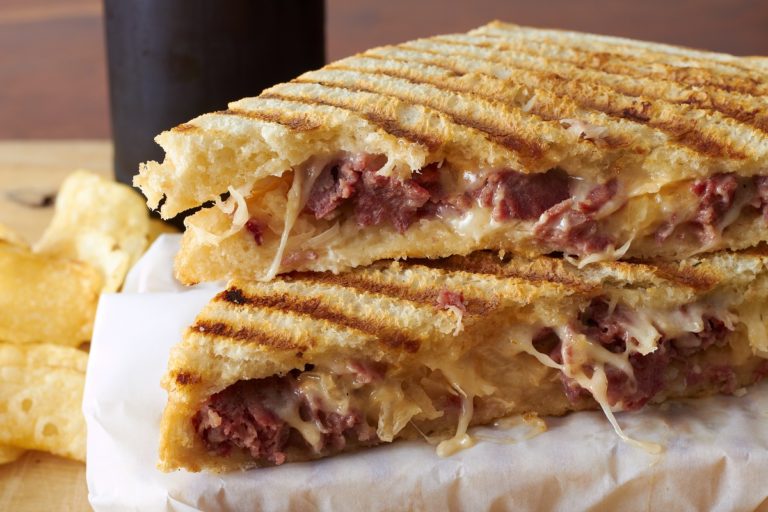Paniz Rostami Panini z serem i rostbefem - hopnatalerz.pl