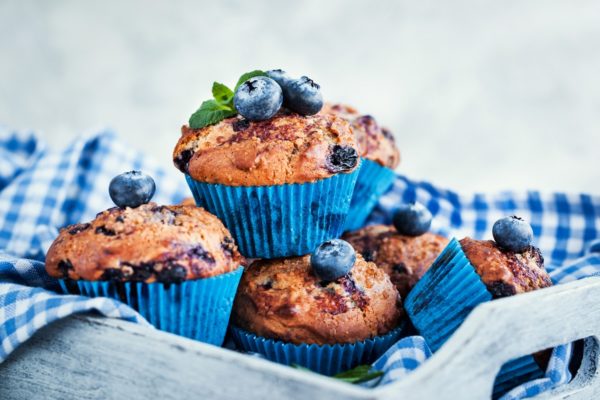 Muffinki śmietanowe z owocami leśnymi