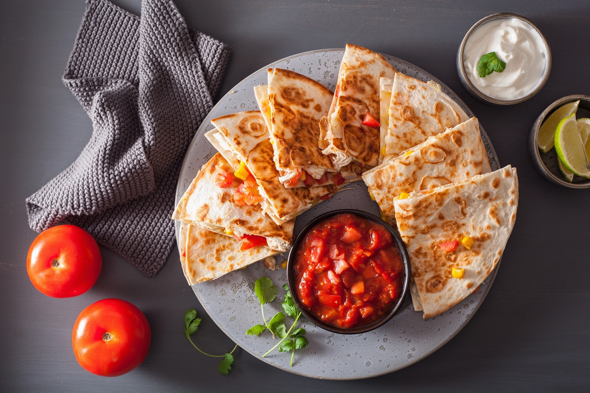 Quesadillas z serem, chili i pomidorem