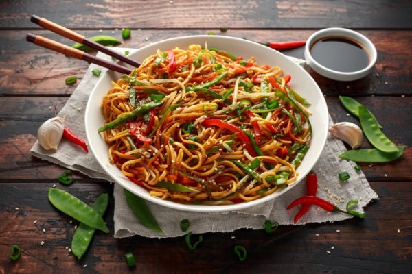 Chow mein z wieprzowiną i zielonymi warzywami