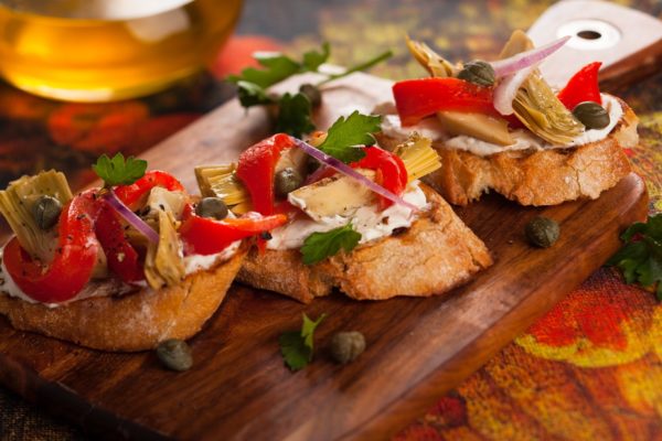 Bruschetta z pieczonymi karczochami i papryką