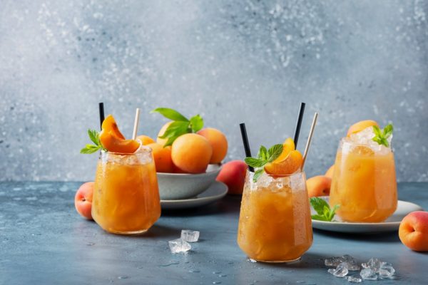 Napój musujący z mango, brzoskwini i moreli