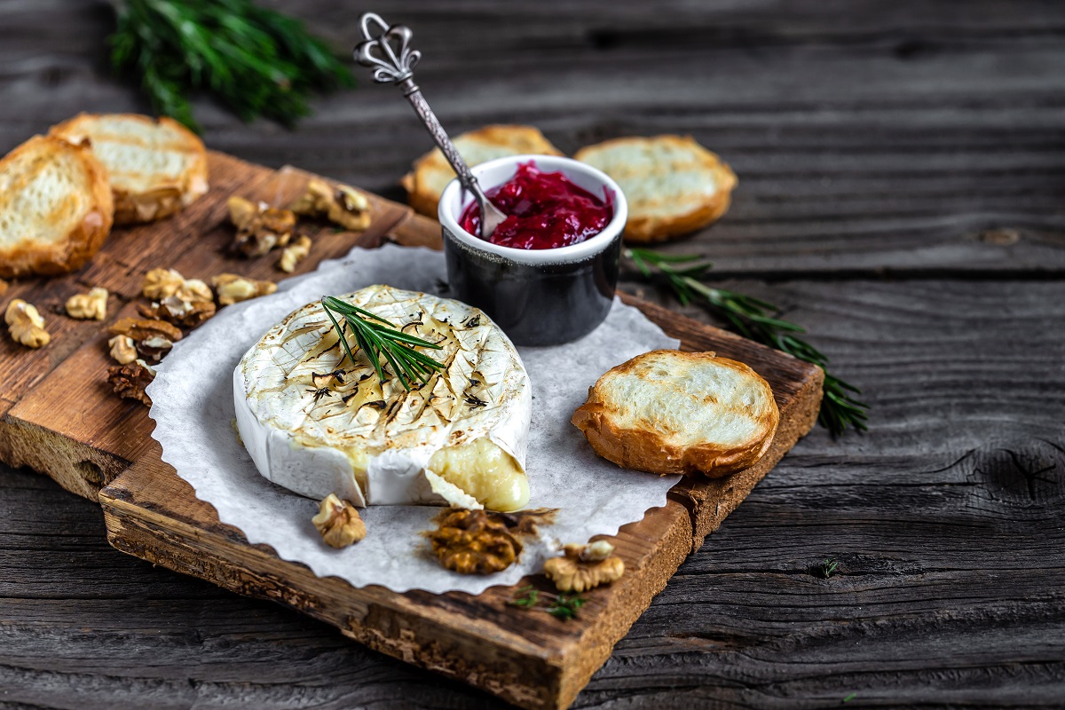 Topiony camembert z żurawinami