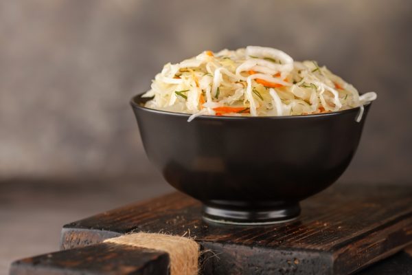 Sałatka coleslaw z pomarańczowo-sezamowym sosem winegret