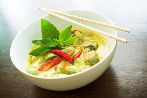 Tajskie zielone curry z żabnicą