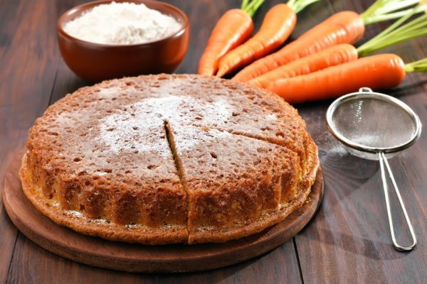 Pikantne ciasto marchewkowe z orzechowym spodem