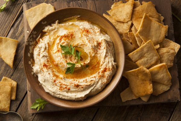 Hummus sojowy z grzankami z chlebka pita