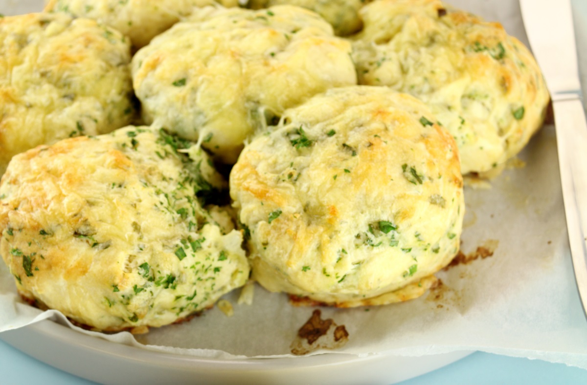 Serowe bułeczki scones ze szczypiorkiem